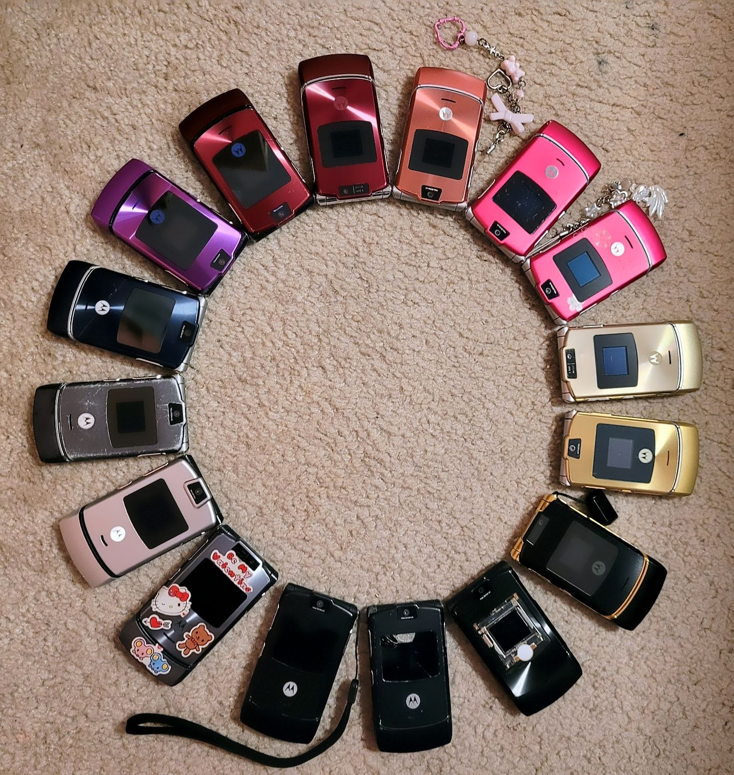 Several models of RAZR V3 cellphone arranged in a circle.