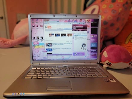 Dell Inspiron 1525 with pink backplate.